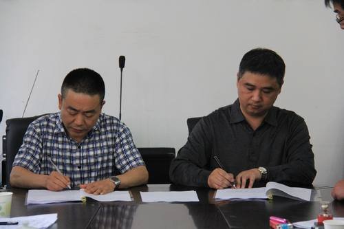 鄔清富、董蜀良出席蟠龍湖水庫施工合同簽字儀式