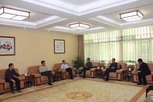 鄔清富赴宜賓拜會伊力集團董事長章英啟