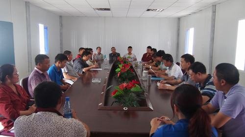 王裕明一行到水洛河工地對局鑫宏公司擬任干部進(jìn)行民主測評