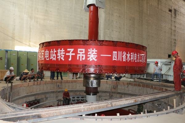 緬甸勐瓦水電站首臺(tái)水輪發(fā)電機(jī)組轉(zhuǎn)子吊裝成功