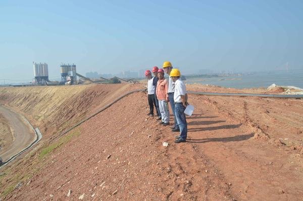 袁斌一行到江西龍頭山航電樞紐工程項目部指導工作