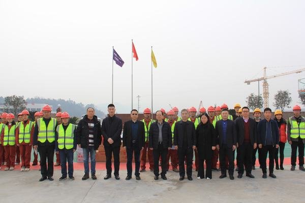 集團董事長鐘杰一行蒞臨公司看望慰問職工并深入岷江虎渡溪航電工程項目檢查指導(dǎo)工作
