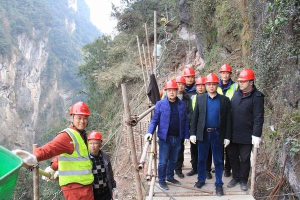 公司董事長代勇一行到“引大濟岷”金雞峽水庫壩址勘探平硐項目檢查指導(dǎo)工作
