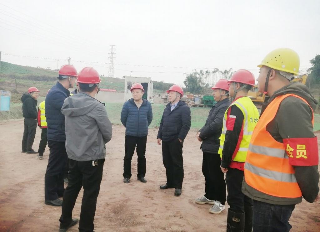 水發集團總工程師黃永沾一行到小井溝支渠項目開展現場安全及農民工工資檢查督導工作