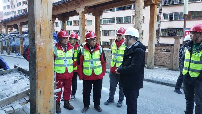 唐克飛赴德格縣包裝飲用水幫扶項目檢查指導工作并慰問一線職工